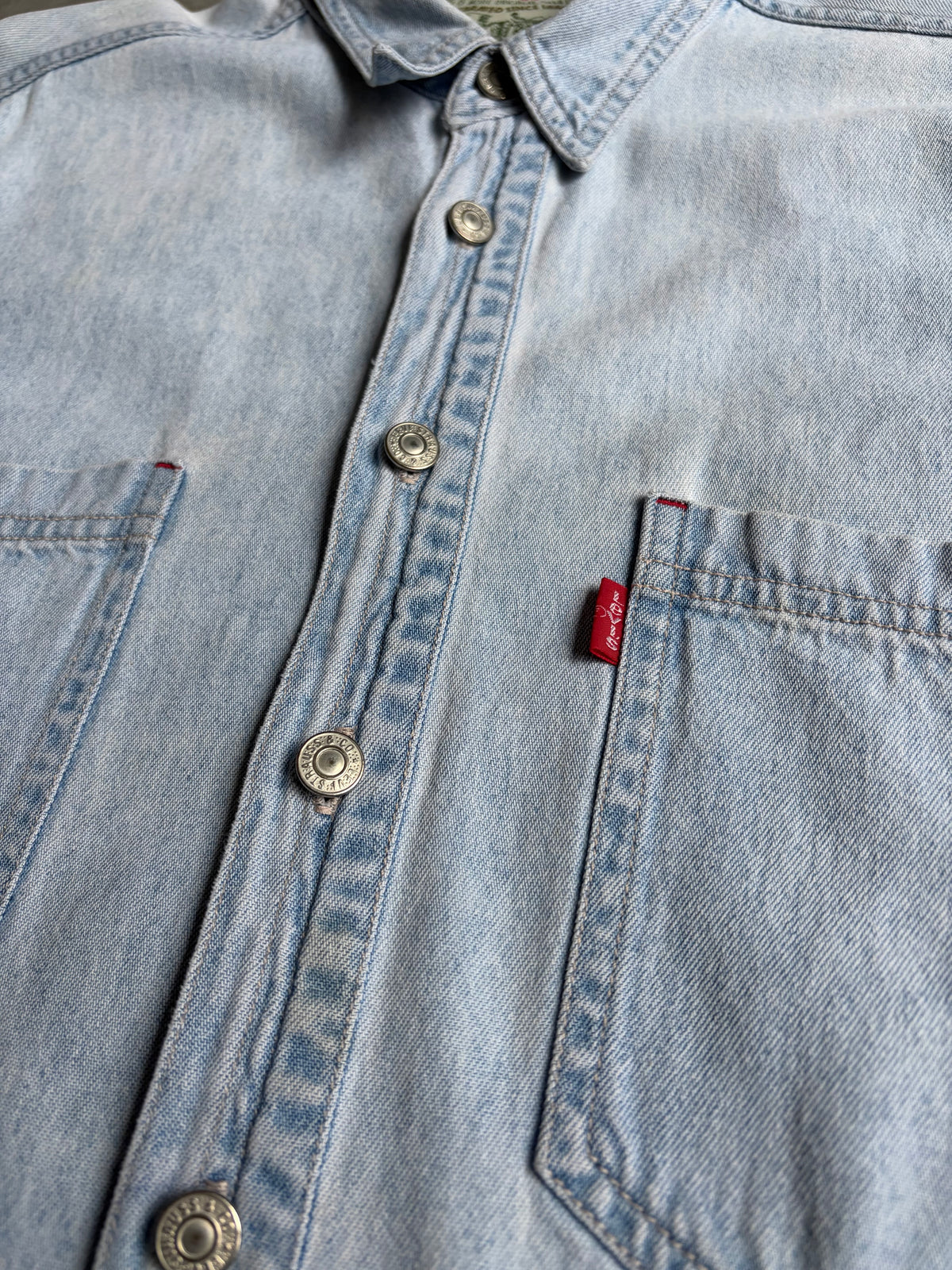90's Levi's denim shirt